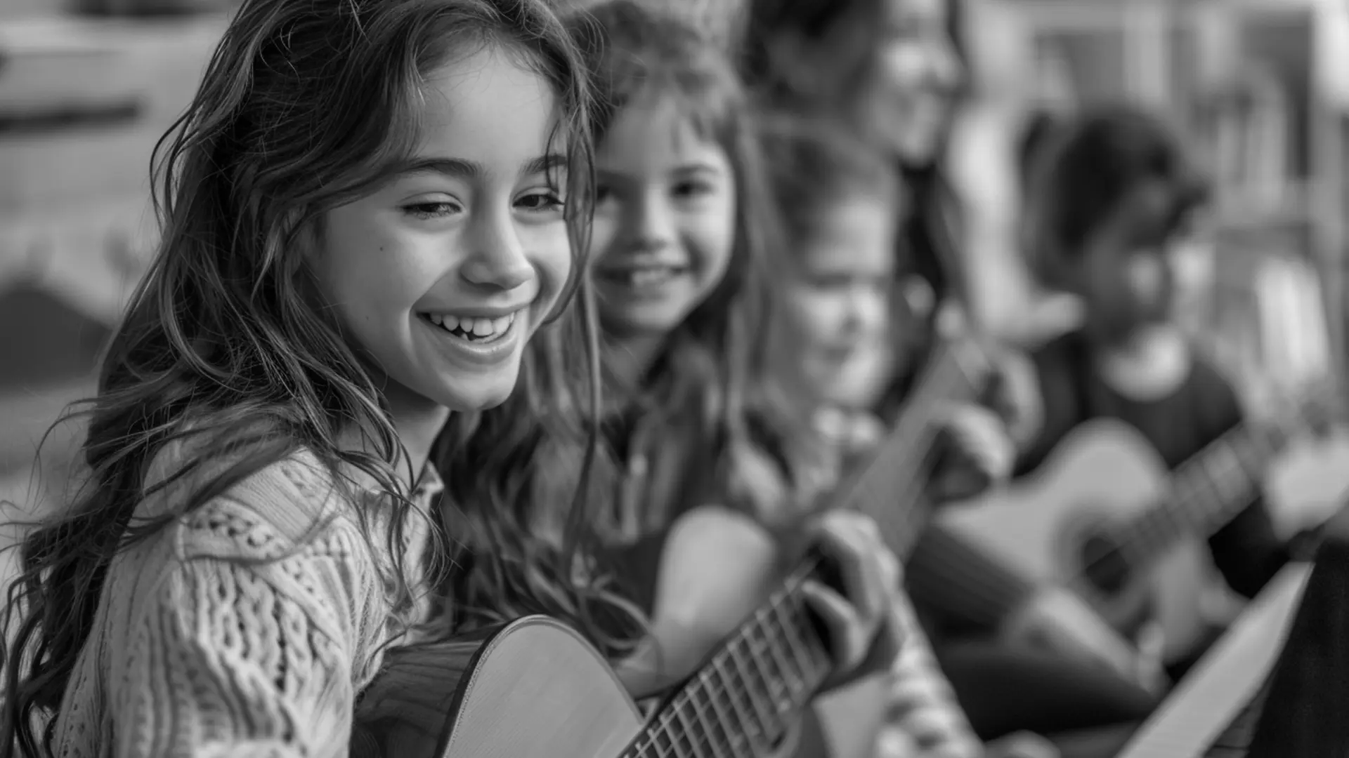 Copii care canta la chitara intr-o scoala de muzica